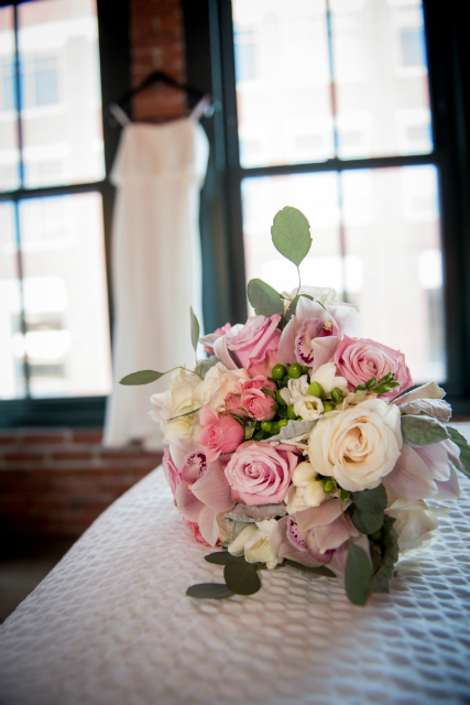 Pink and white color scheme bridal's round bouquet idea