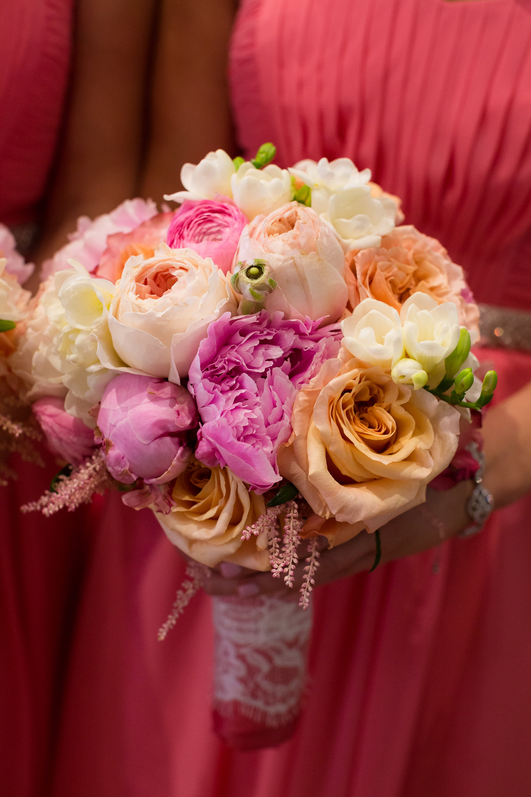 Cute bridesmaid bouquet with a summer colors palette